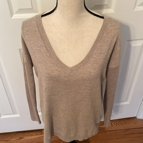 American Eagle Outfitters V Neck Taupe Slight Nubby Soft Texture Casual Sweater - Picture 2 of 8